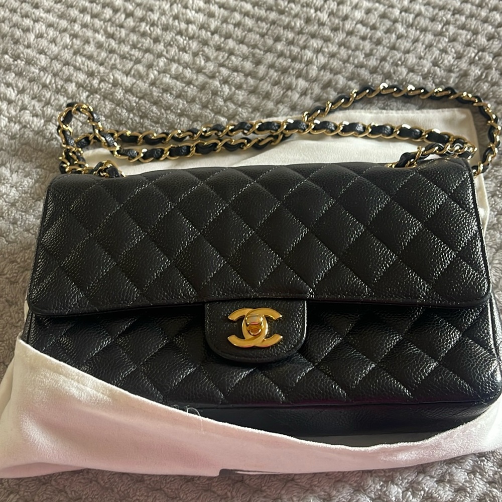 🛑 and read 💯 Authentic Chanel Bag- medium size.Has been stolen by breaking in